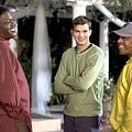 Black/white : photo Ashton Kutcher, Bernie Mac, Kevin Rodney Sullivan