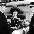 Uniformes et jupon court : photo Billy Wilder, Ginger Rogers
