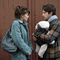 La Stratégie de la poussette : photo Charlotte Le Bon, Raphaël Personnaz