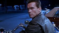 Terminator 2 : le Jugement Dernier - extrait "le T800 arrive nu dans un bar..."