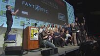 Stan Lee pose avec tous les héros Marvel !