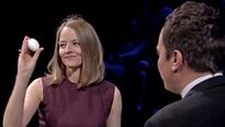 Jodie Foster fait une roulette russe avec des oeufs contre Jimmy Fallon !
