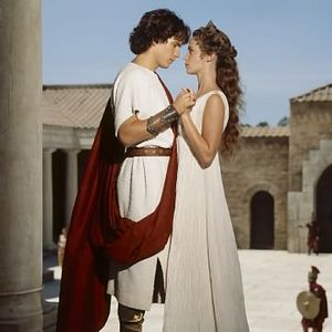 Empire : Photo Emily Blunt, Santiago Cabrera