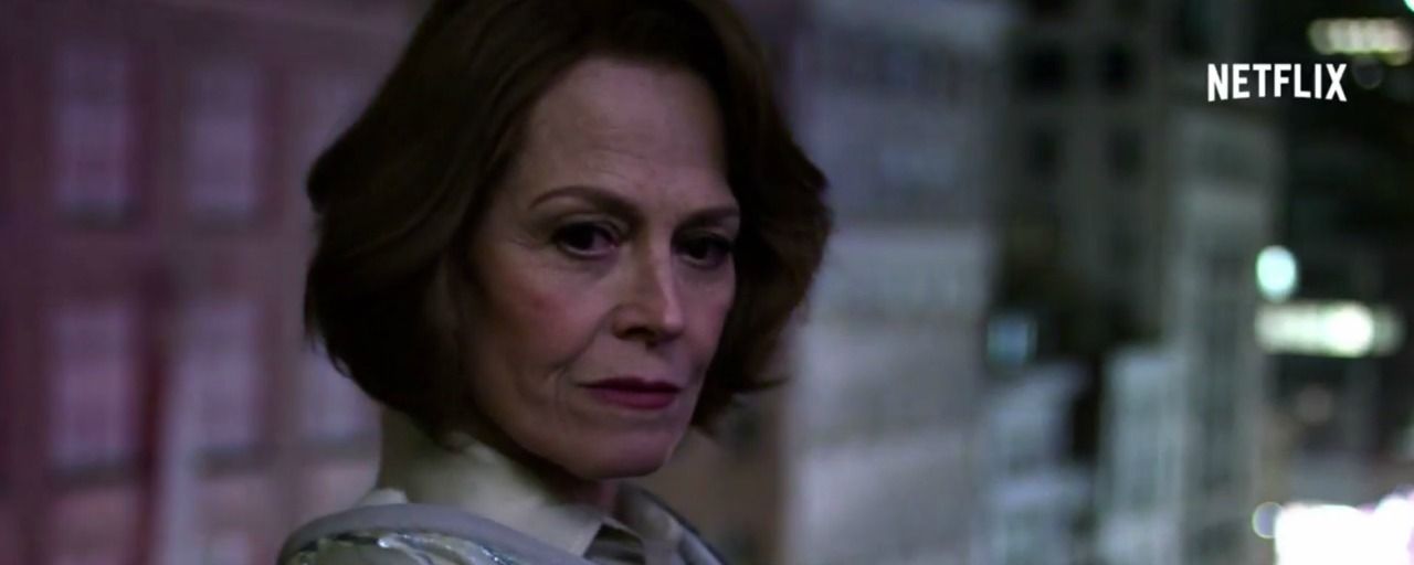Marvel's The Defenders : Sigourney Weaver déclare la guerre aux supers-héros dans un nouveau trailer
