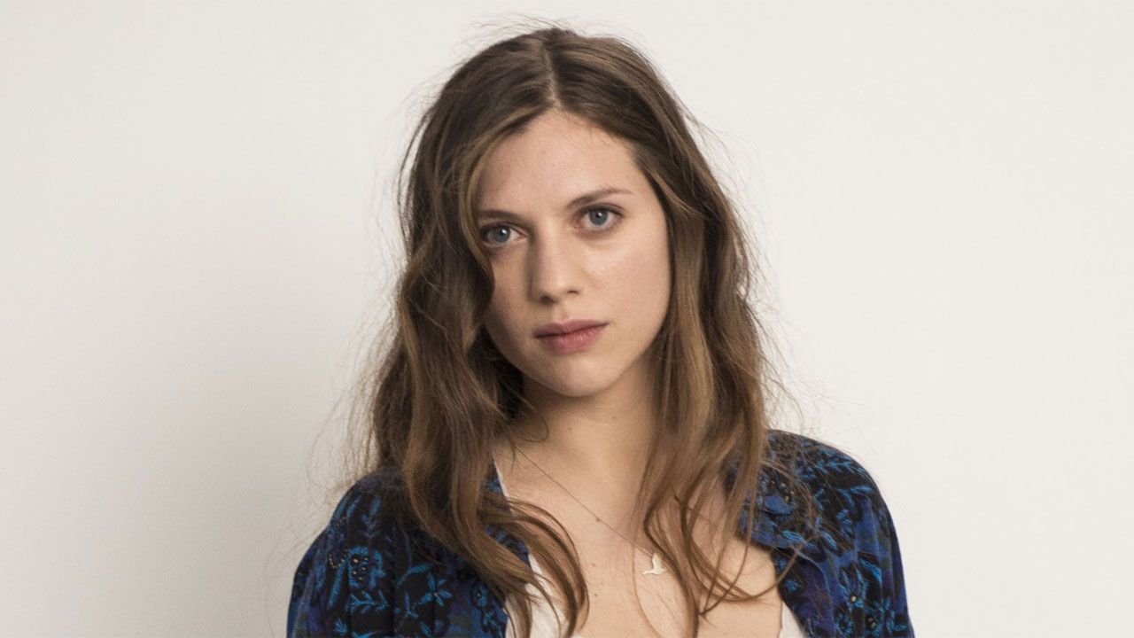 Chanteuse Générique Série Face à Face Pénélope-Rose Lévèque : saviez-vous que l'héroïne d'Un avion sans elle