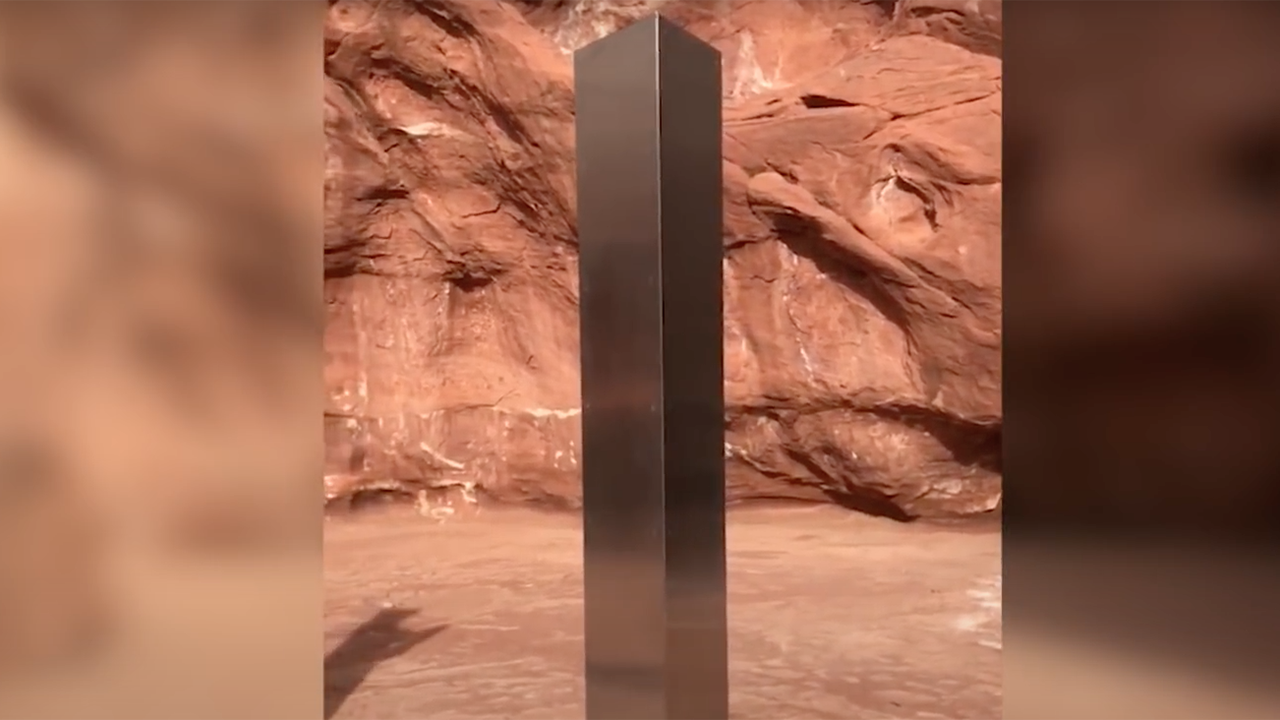 2001 l'odyssée de l'espace : un mystérieux monolithe semblable à celui du film découvert dans un désert !