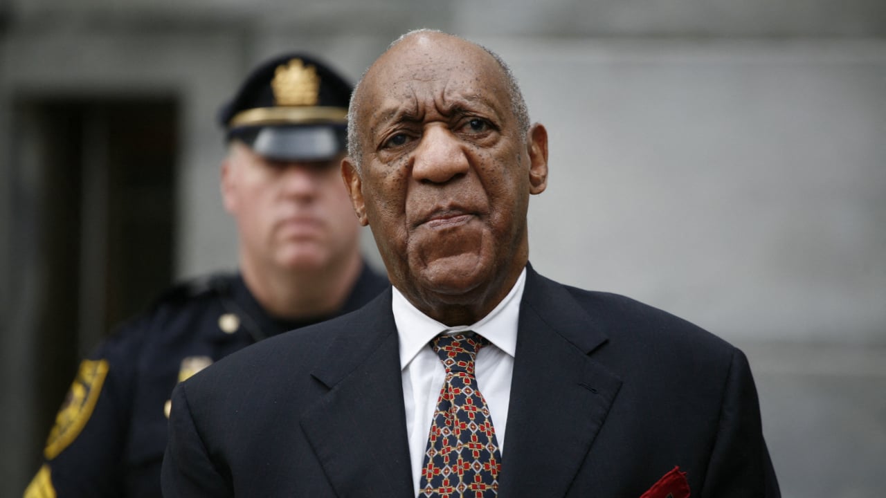 Bill Cosby libéré de prison, sa partenaire du Cosby Show réagit et provoque un scandale