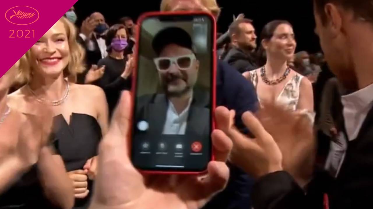 Cannes 2021 : interdit de quitter la Russie, Kirill Serebrennikov (La Fièvre de Petrov) a vécu la standing ovation… sur un smartphone