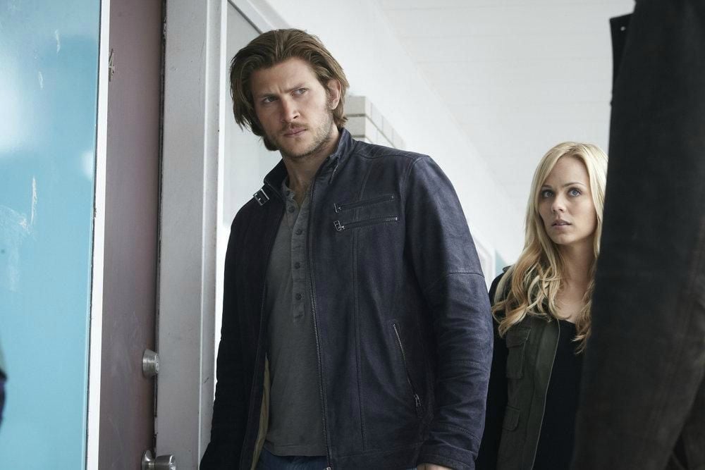 Greyston Holt Films Et Programmes Tv Bitten : Photo Greyston Holt, Laura Vandervoort - 155 sur 177 - AlloCiné