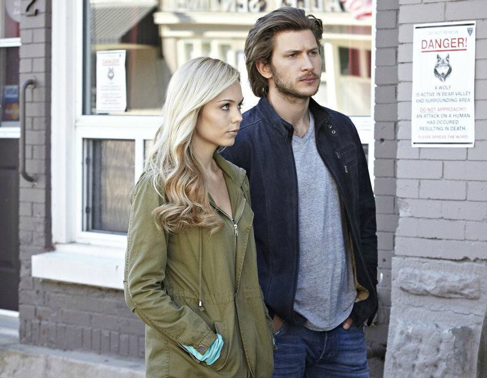 Greyston Holt Films Et Programmes Tv Bitten : Photo Greyston Holt, Laura Vandervoort - 159 sur 177 - AlloCiné