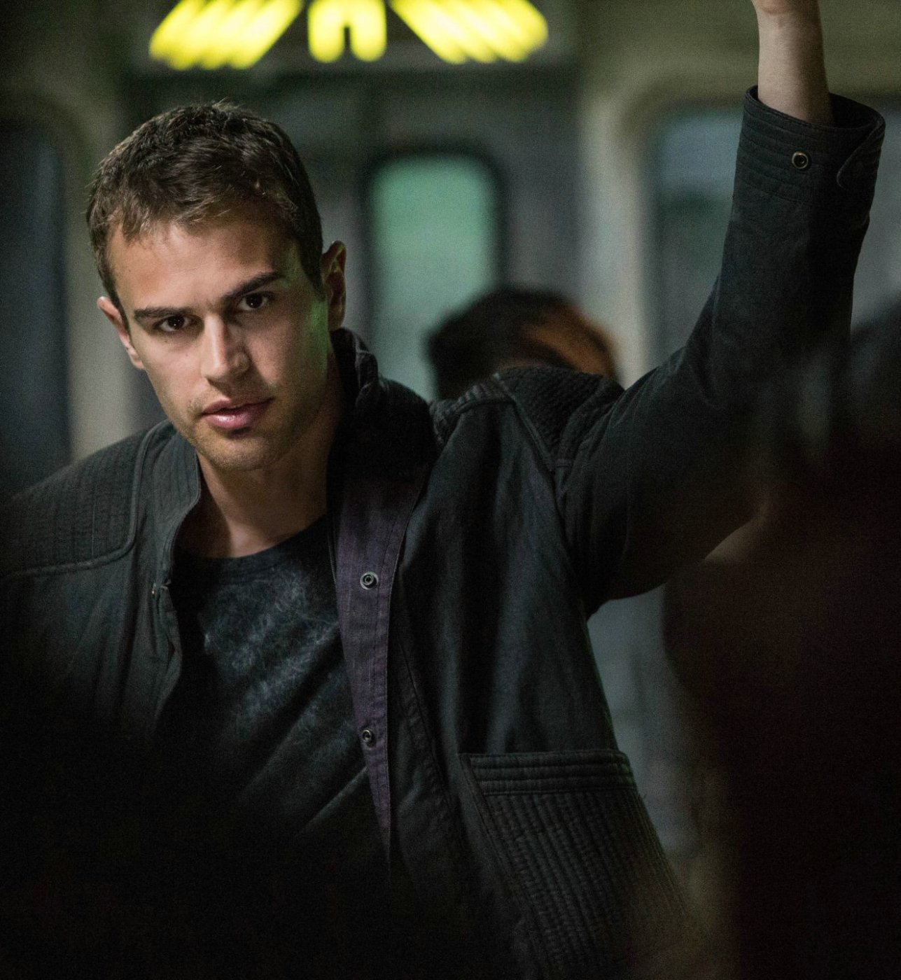 Arul's Movie Review Blog: DIVERGENT (2014) REVIEW : BEATRICE PRIOR AND HER LIFE CHOICE