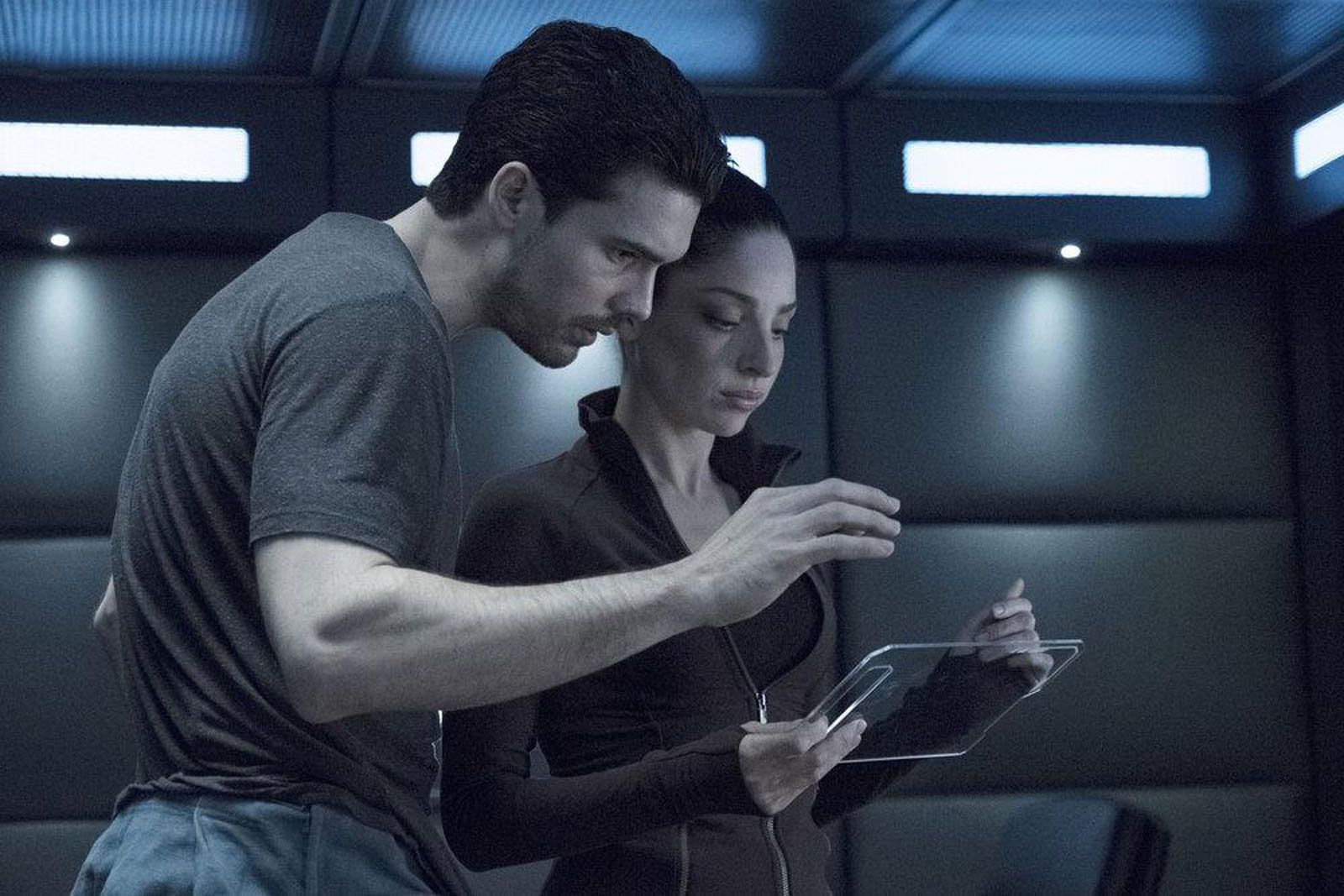 Anna Hopkins Films Et Programmes Tv The Expanse : Photo Anna Hopkins, Steven Strait - 41 sur 202 - AlloCiné