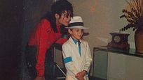 Michael Jackson : ce que vous allez voir dans Leaving Neverland, le documentaire choc qui donne la parole à deux victimes présumées Michael Jackson : ce que vous allez voir dans Leaving Neverland, le documentaire choc qui donne la parole à deux victimes présumées