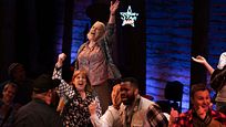 Come From Away sur Apple TV+ : "On ne doit jamais oublier l’Histoire, même si elle est atroce." Come From Away sur Apple TV+ : "On ne doit jamais oublier l’Histoire, même si elle est atroce."