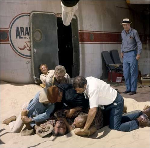 Le Vol du Phénix : photo Christian Marquand, Dan Duryea, Ernest Borgnine, Ian Bannen, James Stewart