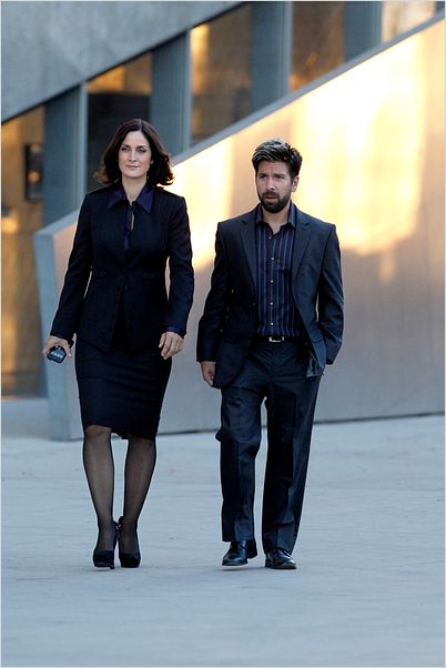 Chuck : photo Carrie-Anne Moss, Joshua Gomez