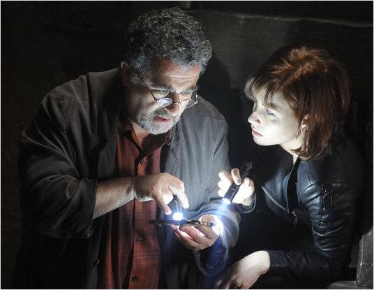 Warehouse 13 : photo Allison Scagliotti, Saul Rubinek