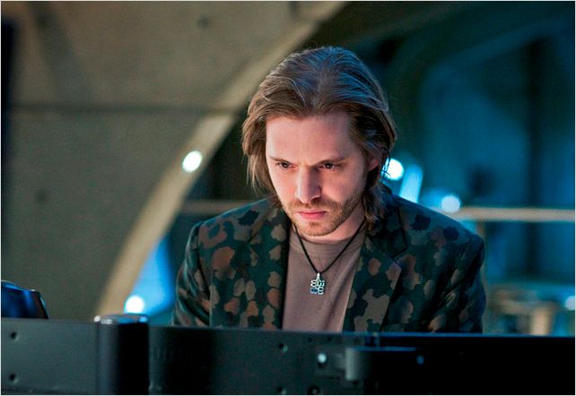 Nikita (2010) : photo Aaron Stanford