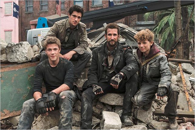 Falling Skies : photo Connor Jessup, Drew Roy, Maxim Knight, Noah Wyle