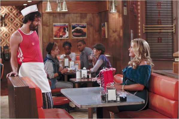 2 Broke Girls : photo Jennifer Coolidge, Jonathan Kite