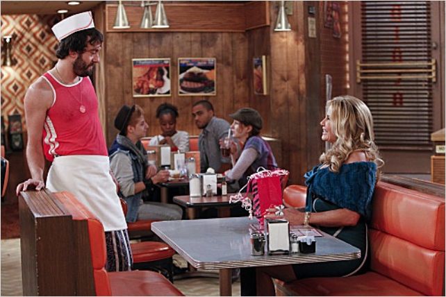 2 Broke Girls : photo Jennifer Coolidge, Jonathan Kite
