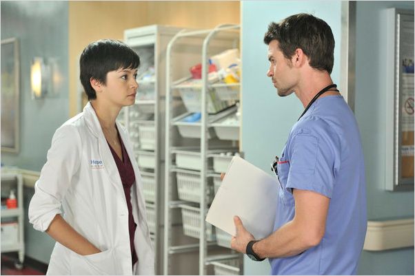 Saving Hope : photo Daniel Gillies, Julia Taylor-Ross