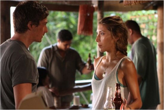 Last Resort : photo Daniel Lissing, Dichen Lachman