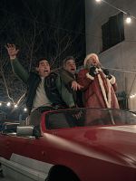 poster de Noël entre ses mains 2