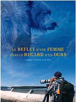 poster de Le reflet d’une femme dans le regard d’un ours