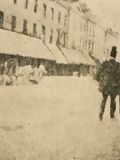 poster de Leisurely Pedestrians, Open Topped Buses and Hansom Cabs with Trotting Horses