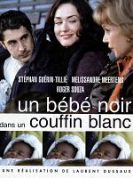poster de Un bébé noir dans un couffin blanc