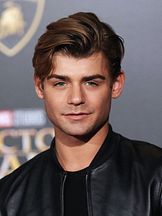 photo de Garrett Clayton