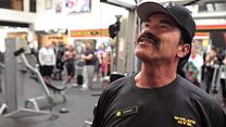 image de Arnold Schwarzenegger tente de pièger les clients d’une salle de gym