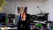 image de Main IN / Pre OUT Bande-annonce VF