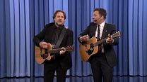 image de Russell Crowe et Jimmy Fallon chantent une chanson humanitaire