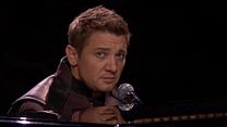 image de Jeremy Renner chante la Complainte de Hawkeye