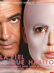 image de "Prisonnière" - Vera (Elena Anaya) sait que Robert (Antonio Banderas) l'observe et ne semble pas effrayée par cette perspective. 