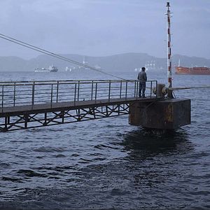 Photo L'Homme qui regardait les bateaux
