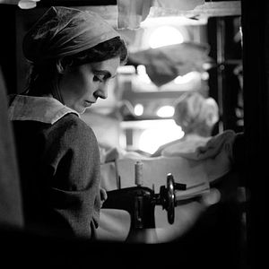 Photo La Jeune femme à l’aiguille