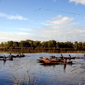 Photo 10 canoés, 150 lances et 3 épouses