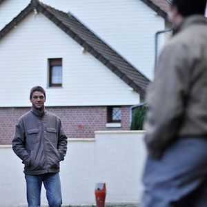 Photo Un homme debout
