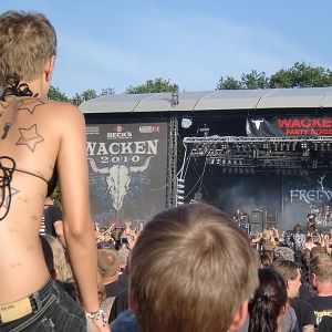 Photo Metaller die auf Brüste starren