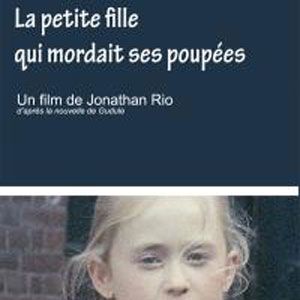 Photo La Petite fille qui mordait ses poupées