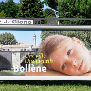 Photo Mains Brunes sur la ville