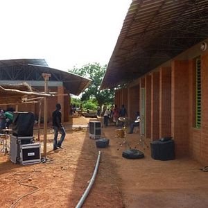 Photo Knistern der Zeit - Christoph Schlingensief und sein Operndorf in Burkina Faso