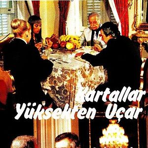 Photo Kartallar Yüksek Uçar