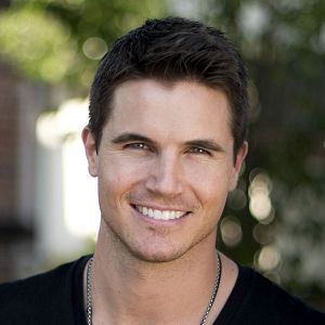 Photo Robbie Amell