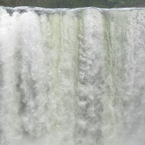 Photo Chasing Niagara