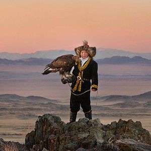 Photo La jeune fille et son aigle