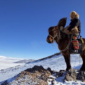Photo La jeune fille et son aigle